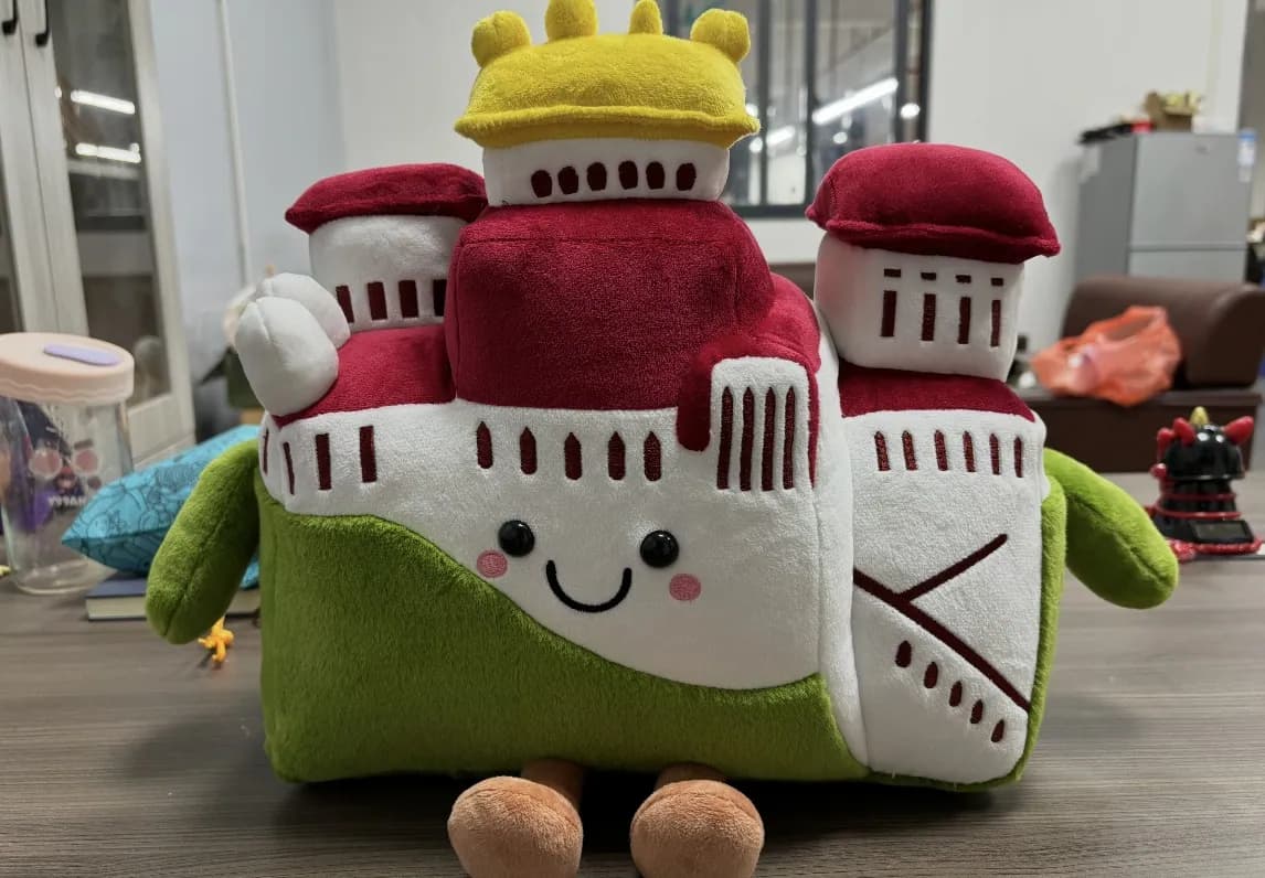 Ship and city gate plush souvenirs photographed together